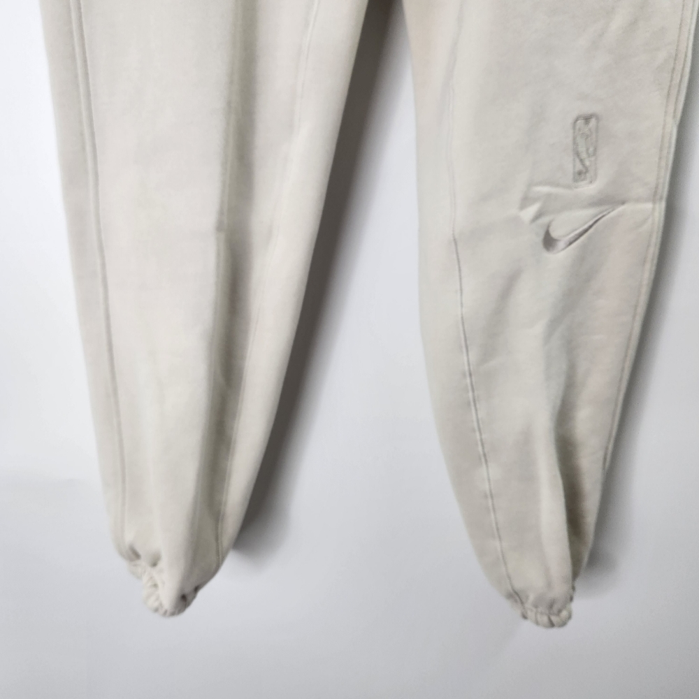 NIKE Standard Issue Classic Style Meets Modern Performance Basketball Joggers - Picture 6 of 8